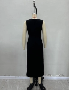 Vue détaillée d'une robe noire sans manches avec fermeture éclair discrète au dos