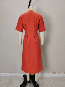Abito lungo arancione a maniche corte in stile francese con scollo a V e spacco laterale