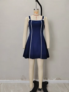 Abito corto smanicato blu scuro con strisce verticali bianche e scollo quadrato