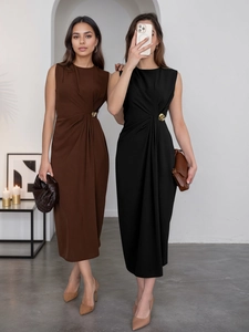 Détail de robes sans manches avec fronces latérales et boucle dorée décorative