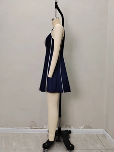 Dettaglio dei bordi bianchi a contrasto sulle cuciture dell'abito corto blu navy senza maniche