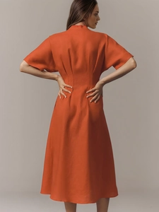 Abito lungo stile francese rosso-arancio con vita alta e pieghe sul retro su grigio