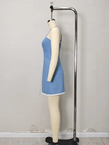 Gros plan d'une robe courte bleu clair avec des bordures en dentelle blanche délicate