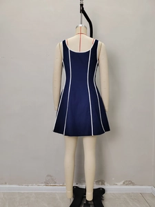 Abito a trapezio blu scuro con strisce bianche verticali e dettagli eleganti sul retro