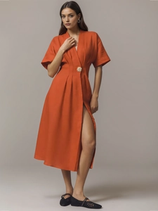 Abito lungo elegante arancione mattone con scollo a V, maniche corte e bottone