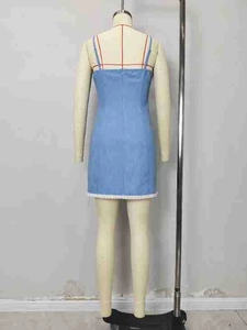 Robe moulante bleu clair élégante à fines bretelles et ourlet en dentelle blanche dos
