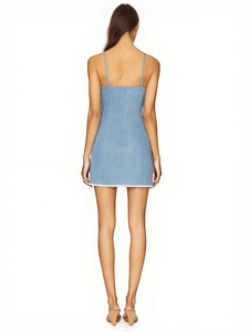 Mini-robe élégante en jean bleu clair avec dentelle blanche et coupe ajustée au dos