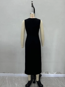 Vue de dos d'une robe longue noire sans manches ajustée avec une fermeture éclair