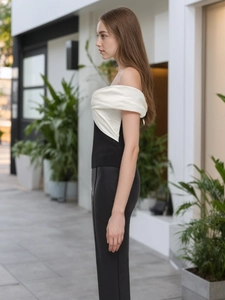 Haut élégant à épaules dénudées avec nœud en satin blanc et maille noire ajustée