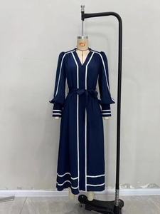 Elegantes dunkelblaues Maxikleid mit V-Ausschnitt, weißen Streifen, Laternenärmeln und Gürtel