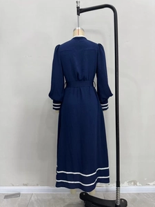 Elegantes dunkelblaues Maxikleid mit V-Ausschnitt, weißen Streifen und Bindegürtel