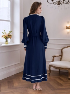 Elegantes dunkelblaues Maxikleid mit weißen Streifen und Bindegürtel in der Taille