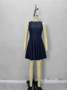 Robe sans manches bleu marine avec taille ajustée et jupe plissée trapèze sur un mannequin