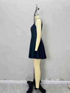 Vue latérale d'une mini robe trapèze sans manches bleu foncé sur un mannequin de couture