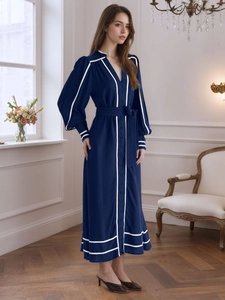 Elegantes marineblaues Maxikleid mit V-Ausschnitt, weißem Besatz und Laternenärmeln