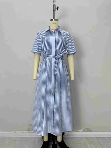 Vestido camisero de rayas azules y blancas con cinturón de lazo y diseño abotonado