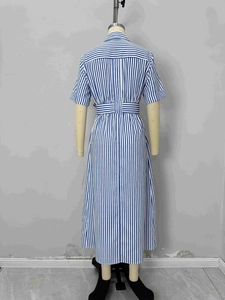 Vestido largo camisero con rayas azules y blancas y cinturón de lazo vista trasera maniquí