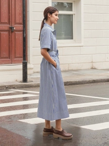 Elegante vestido camisero de rayas verticales azules y blancas con cinturón y corte en A