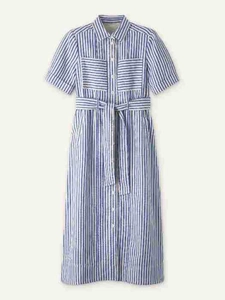 Detalle de vestido camisero de rayas azules y blancas con lazo en la cintura