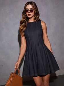 Robe en jean sans manches pour femme avec taille cintrée et coupe trapèze bleu foncé