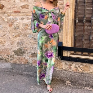 Dettaglio del maxi abito floreale tie-dye con spalle scoperte e nodo elegante sul seno