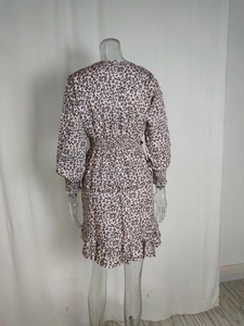 Vue arrière d'une robe courte léopard avec taille haute élastique et ourlet à volants