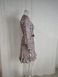 Détail de la robe léopard avec poignets élastiques et finitions à volants au bas