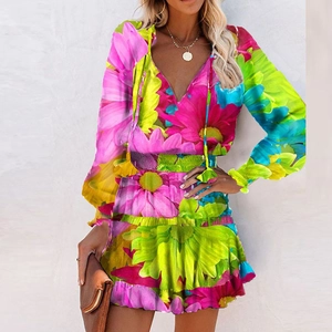 Robe courte fleurie colorée avec col en V, manches longues et taille élastique volantée
