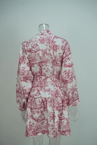 Détails de la robe rouge à motif Toile de Jouy avec col montant et jupe à volants