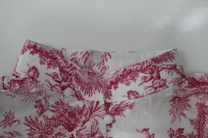 Vue détaillée du col montant avec imprimé Toile de Jouy rouge sur fond blanc