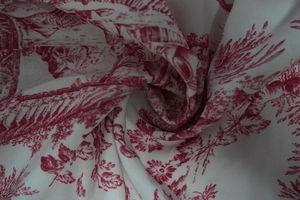 Détail du tissu à imprimé Toile de Jouy rouge avec plis souples et motifs floraux