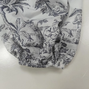 Détail de manchette élastique avec imprimé Toile de Jouy gris classique sur tissu blanc