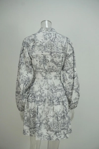 Vue arrière détaillée d'une robe à col montant et manches longues avec imprimé Toile de Jouy