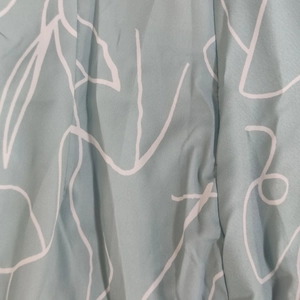 Détail de la texture du tissu bleu clair avec des motifs linéaires abstraits blancs