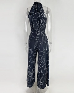 Vue arrière d'une élégante combinaison pantalon dos nu noire avec motifs de lignes blanches