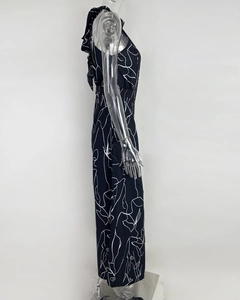 Détail de la combinaison licou noire élégante avec motifs abstraits et nœud latéral