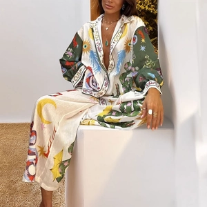 Dames tweedelige set met shirt met lange mouwen en wijde broek in hemelse print