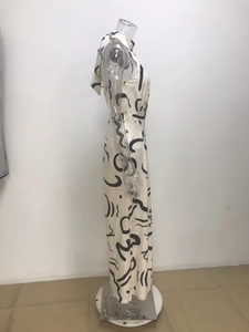 Détail de la combinaison élégante dos nu avec imprimé abstrait noir sur fond ivoire