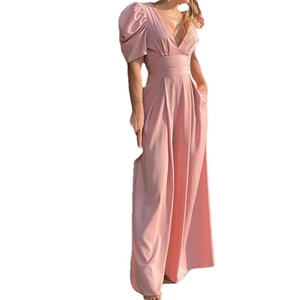 Combinaison rose à col en V profond avec manches bouffantes et pantalon large taille haute