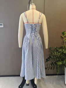 Détail de la robe à carreaux bleus avec laçage au dos et fines bretelles réglables