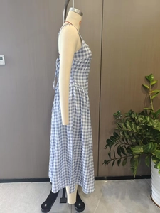Détail de la robe vichy bleue et blanche avec nœud au dos et ourlet plissé élégant