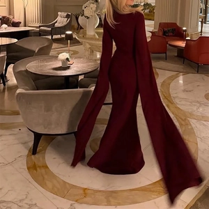 Robe de soirée rouge vin élégante avec manches cape au sol pour événements de luxe