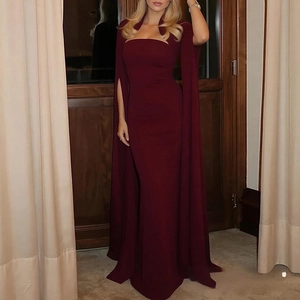 Détail de robe de soirée bordeaux avec décolleté carré et manches cape élégantes