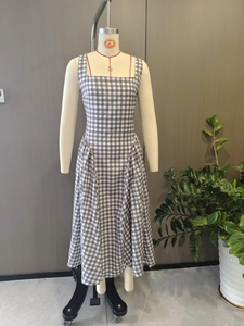 Détail d'une robe midi à carreaux gris et blancs avec col carré et taille cintrée