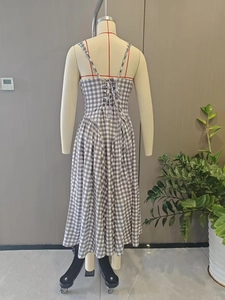 Détails du dos croisé d'une robe vichy noire et blanche à coupe trapèze