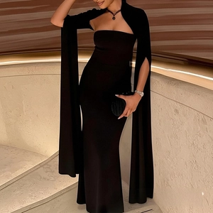 Détail d'une robe de soirée noire bustier avec de longues manches à franges sur un mannequin