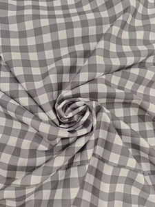 Vue détaillée du tissu vichy noir et blanc avec texture tourbillonnante et drapé doux