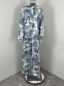 Détail de l'ensemble pyjama imprimé Toile de Jouy avec motif tigre et manches chauve-souris