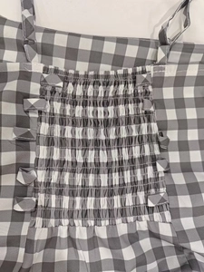 Détail de la taille élastique smokée sur robe à carreaux avec boucles de bretelles