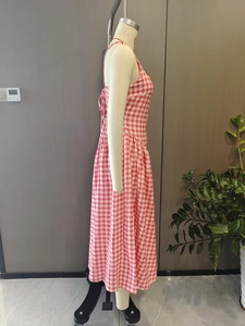 Vue détaillée du dos d'une robe vichy rose avec bretelles lacées et taille haute ajustée